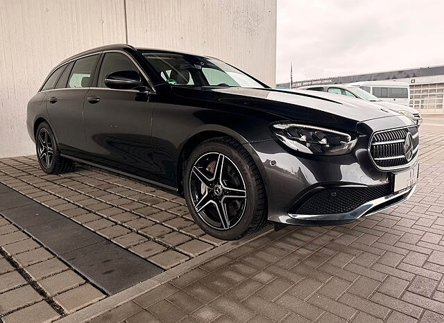 
								Mercedes-Benz E 300 vollständig									