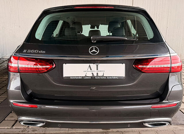 
								Mercedes-Benz E 300 vollständig									